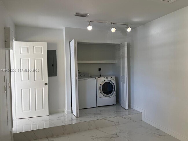 Building Photo - 1125 NE 210th Terrace