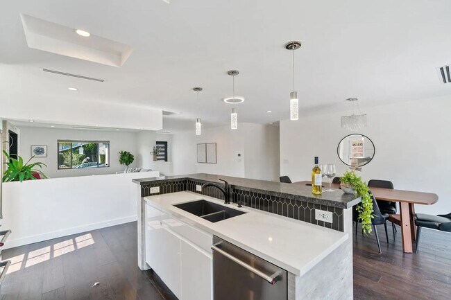 Building Photo - Modern and Spacious 4 Bed + 2.5 Bath Home