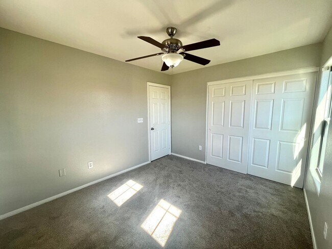Building Photo - **$800 OFF MOVE IN BY 11/14/25**Spacious T...