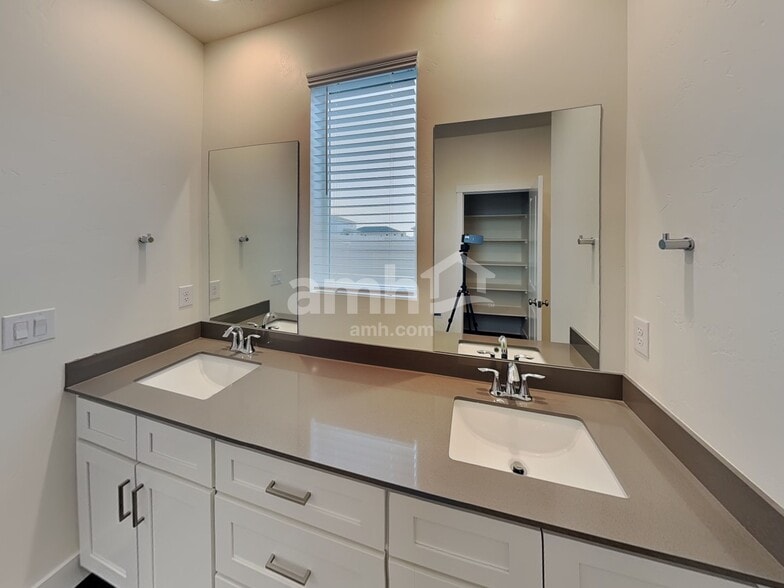 Building Photo - 3126 N Vigo Ave