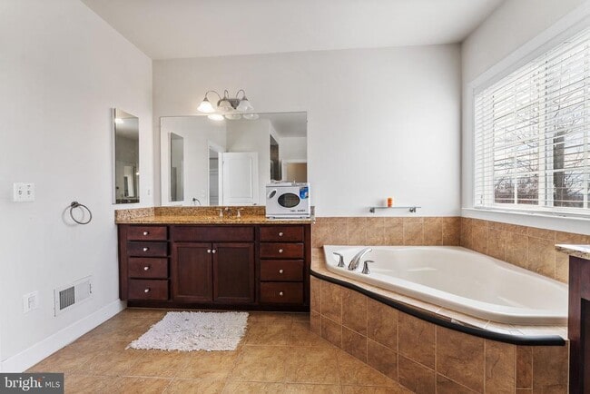 Building Photo - 6526 Wayside Pl