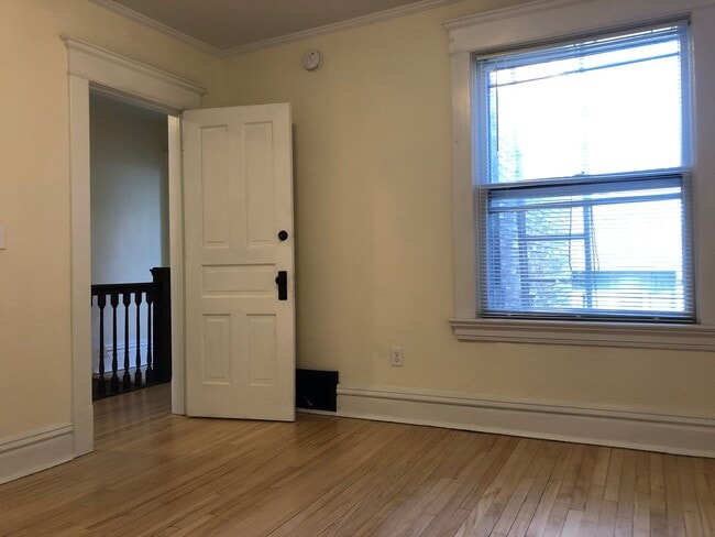 Building Photo - Amazing Vintage Townhouse. Uber Convenient...