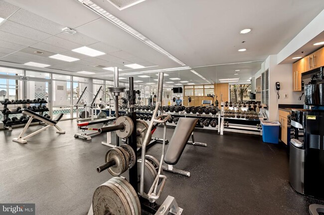 Building Photo - 100 Harborview Dr