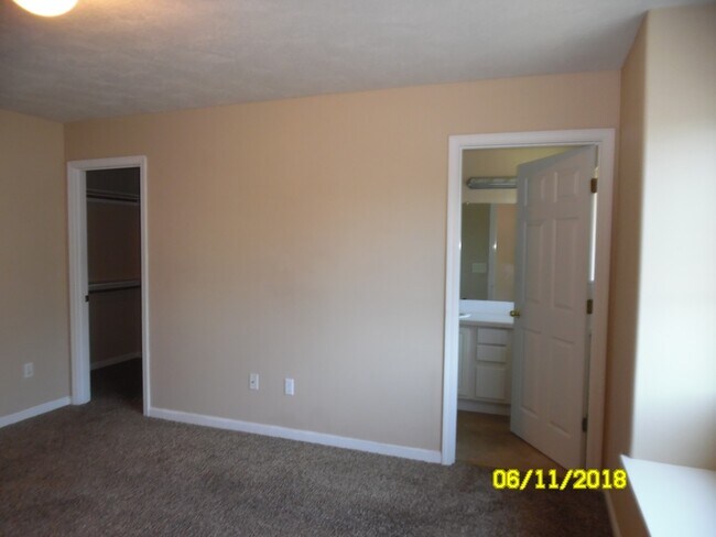 Building Photo - 467 NW Meadows Dr