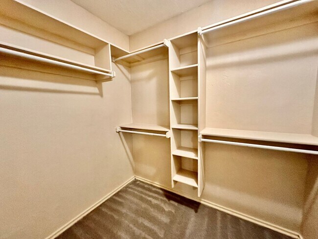 Building Photo - Newer 3 Bedroom off I-240
