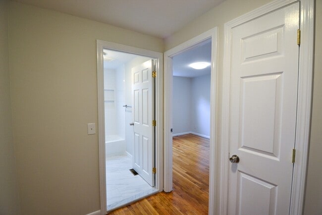 Building Photo - 74 Dunboy St