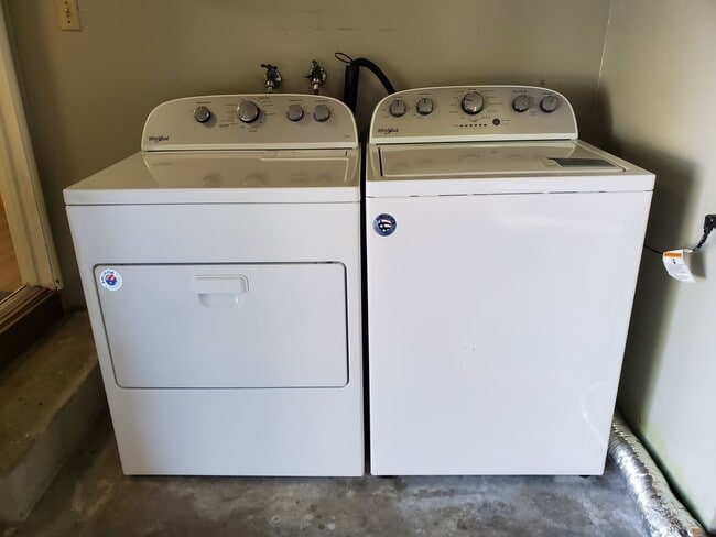 Building Photo - Lovely 3 bedroom 2 bath duplex with private garage and backyard