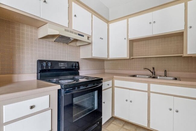 Building Photo - Adorable Duplex in the UNCG Area, Hardwood...