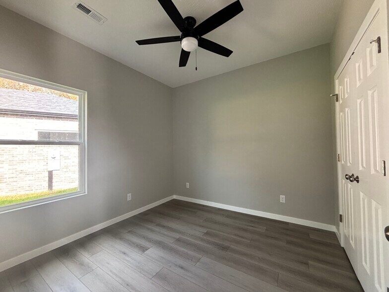 Building Photo - 4940 W Minota St