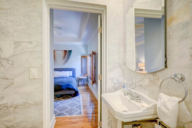 Building Photo - 411 26th St