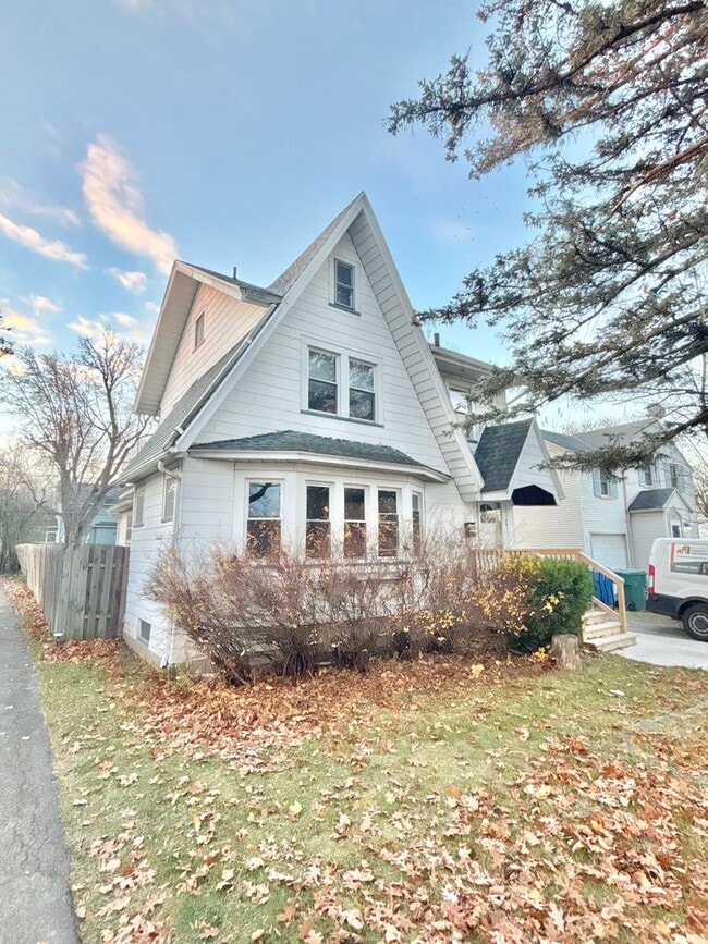 Building Photo - Spacious 3bd House | Driveway | Sunroom