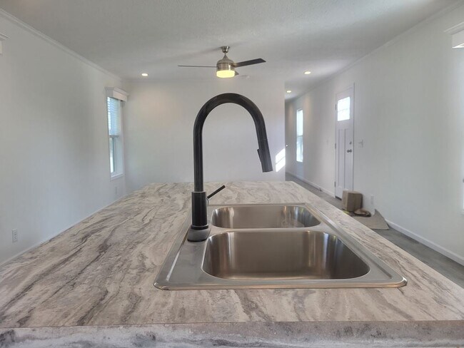 Building Photo - 45 Swan Ln