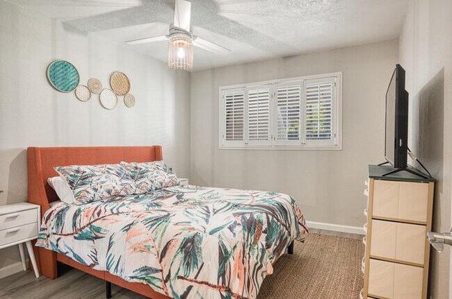 Right side Bedroom - 420 N Villa Ct