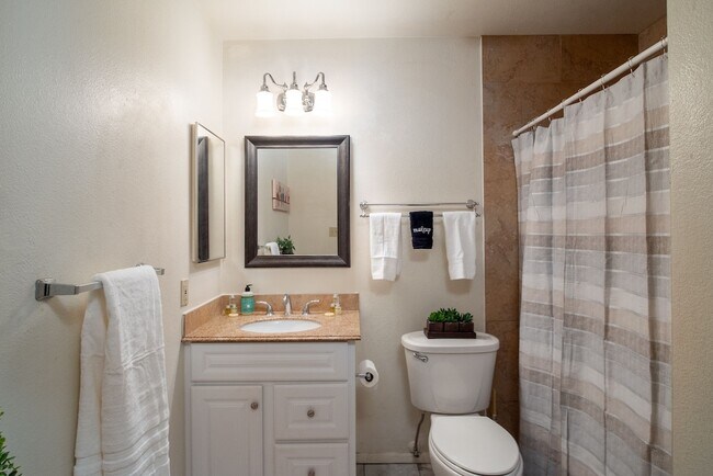 Building Photo - 514 E Hermosa Dr