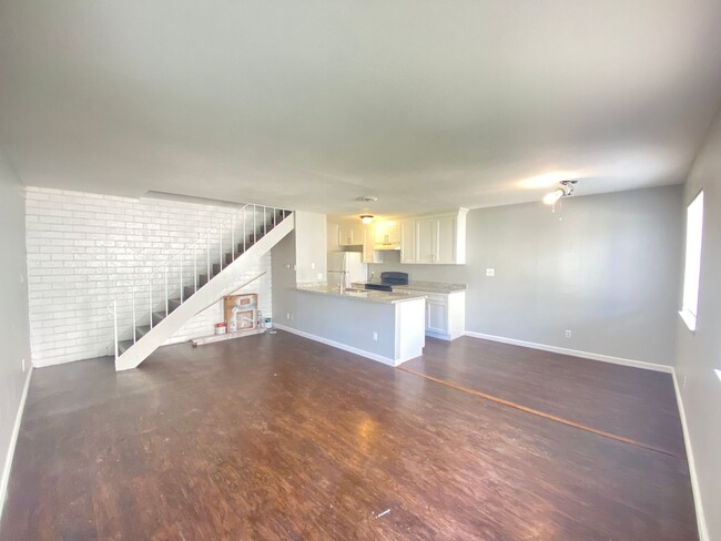 Building Photo - Charming Two Bedroom Condo