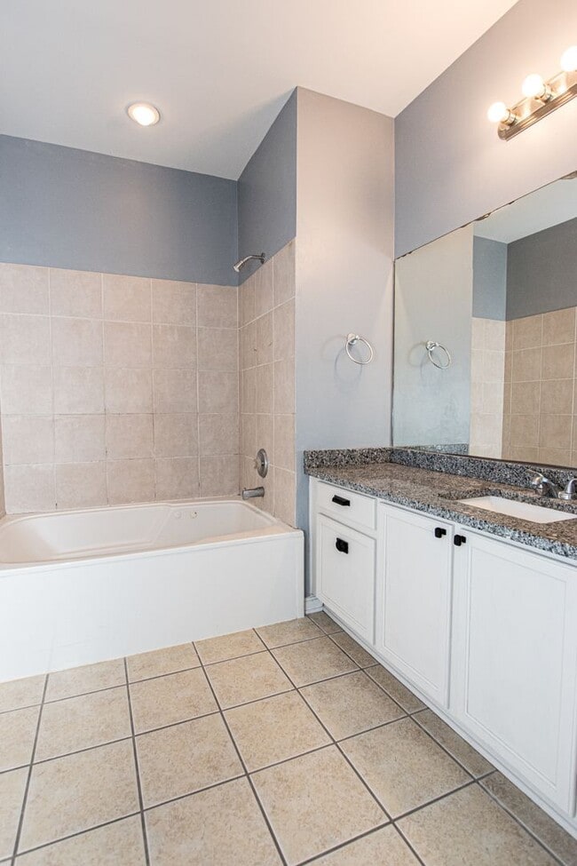 Building Photo - Stunning Two Bedroom, Two Bathroom Apartme...