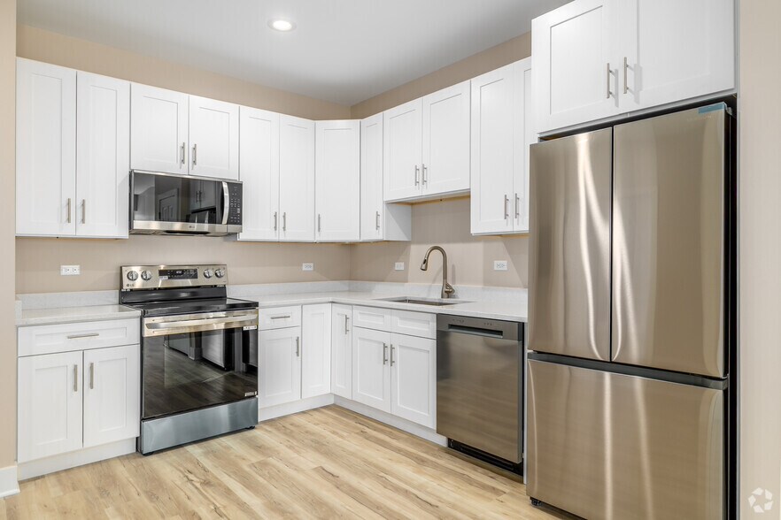 Studio - 690SF - Kitchen - 400 S Main Pl