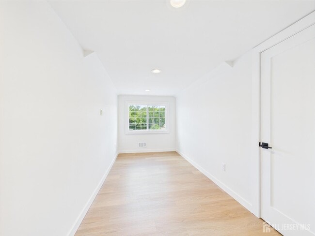 Building Photo - 10 W Railroad Ave