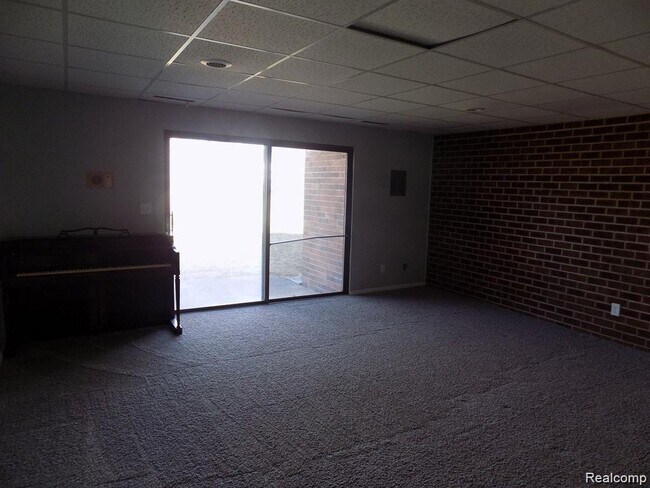 Building Photo - 515 Oakbrook Cir