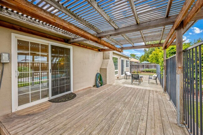 Building Photo - 464 Edelweiss Dr