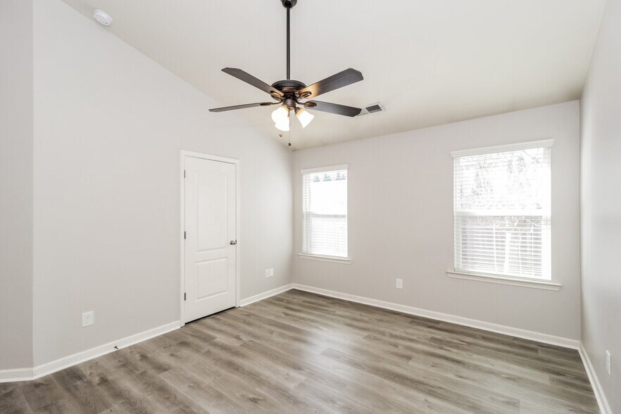 Building Photo - 162 High Point Way