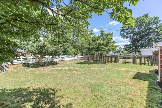 Building Photo - 603 Woodford St