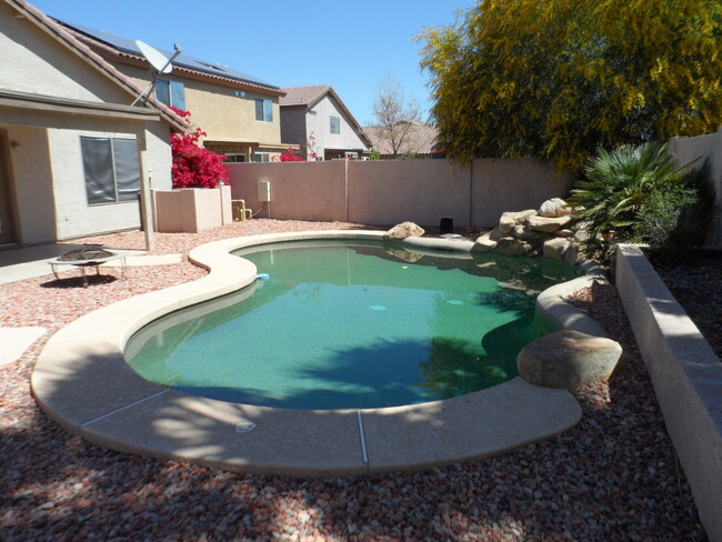 Building Photo - Nice 3 Bed 2 Bath Home with Pool and Inclu...