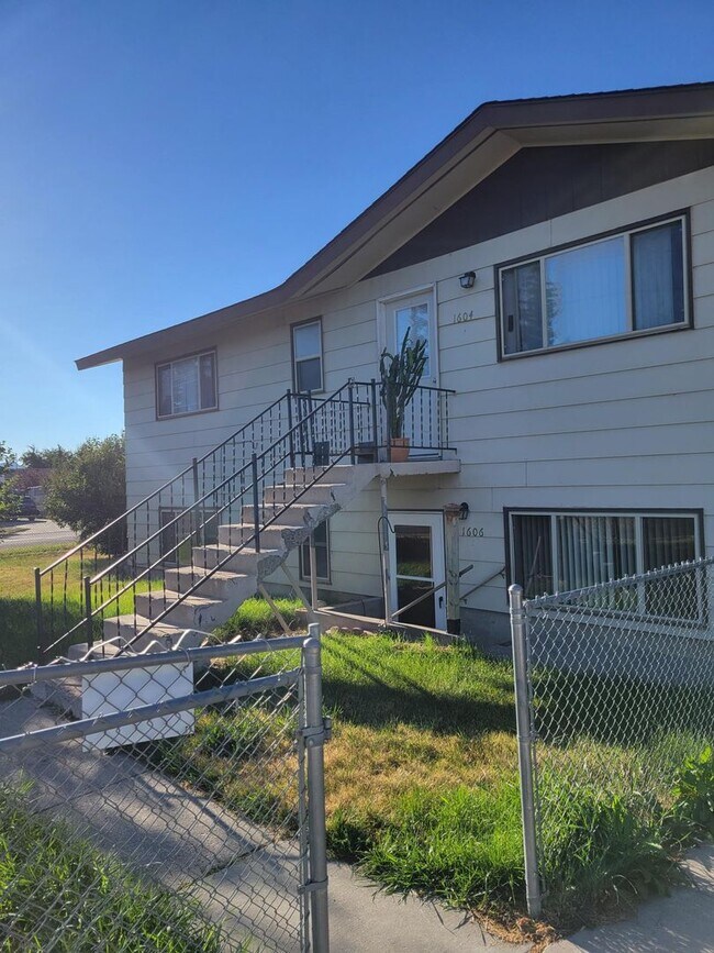 Building Photo - 3 Bedroom 1 Bathroom Duplex