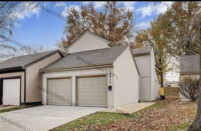 Building Photo - Gorgeous Modern Shawnee Townhome-Available...