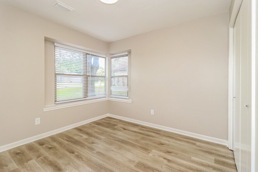 Building Photo - 107 Hollywood Dr