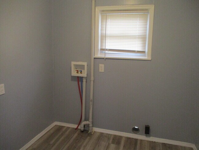 Building Photo - COMING SOON!  Updated 4 Bed 1.5 Bath Middl...