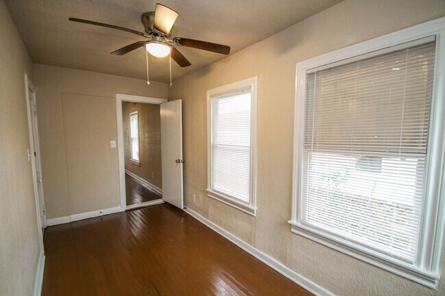 Building Photo - 932 Poinsettia St