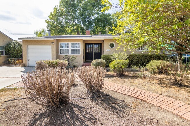 Building Photo - Spacious 3 Bedroom / 2 Bathroom Home in La...