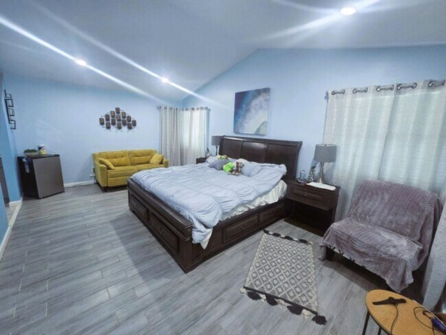 Building Photo - 5885 Northpointe Ln