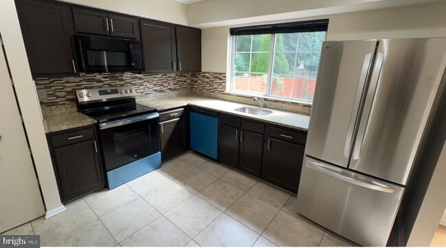 Building Photo - 13 Dinsdale Ct