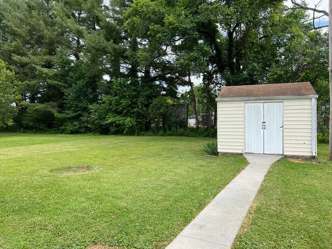 Building Photo - 3 bed 2 full bath -one level house in Jone...