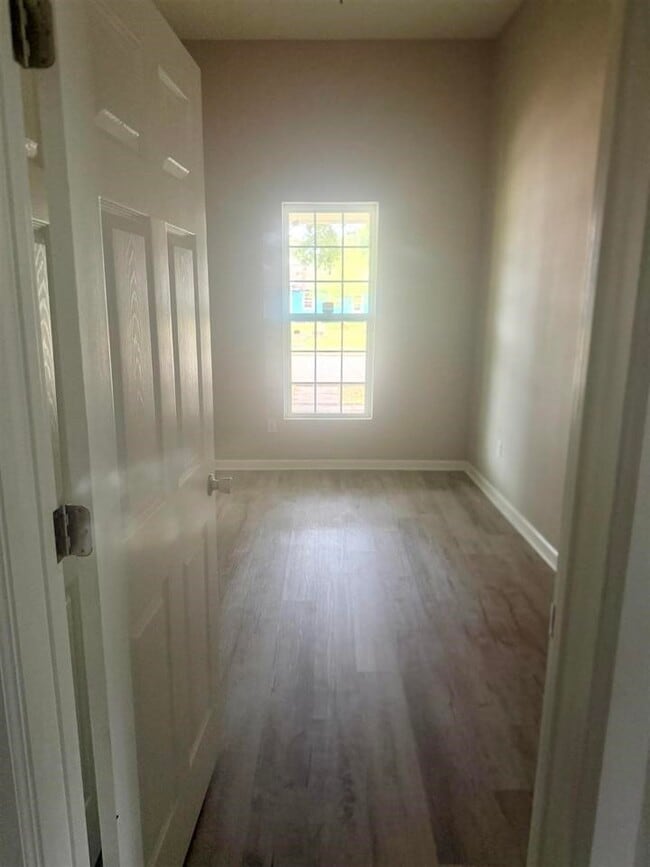 Building Photo - 2105 Laurel Ave