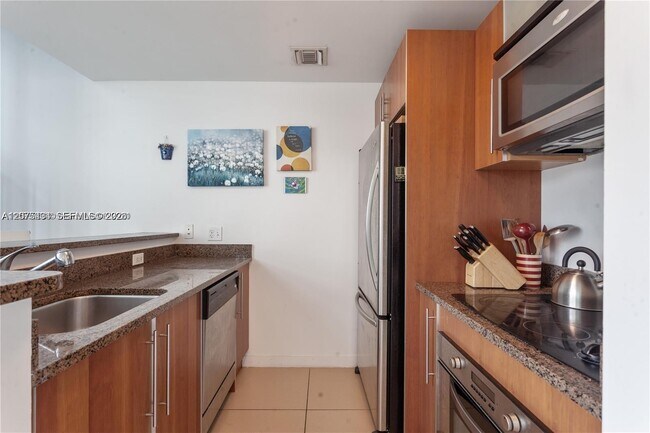 Building Photo - 300 S Biscayne Blvd
