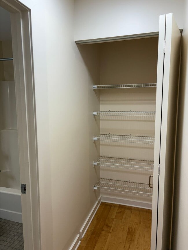 Building Photo - UPSCALE 2-BEDROOM WITH PRIVATE BALCONY!