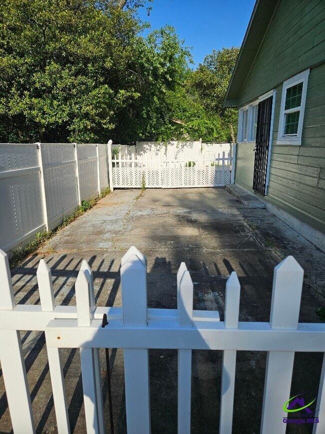 Building Photo - 638 Maplewood Dr