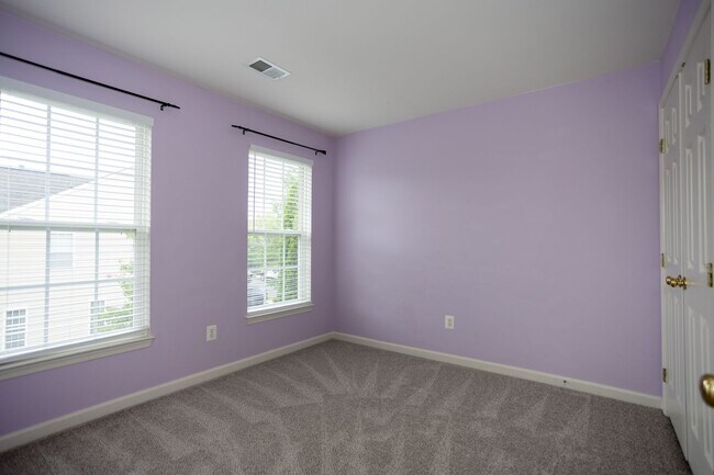 Building Photo - Spacious & Bright Home in Parks of Piedmon...