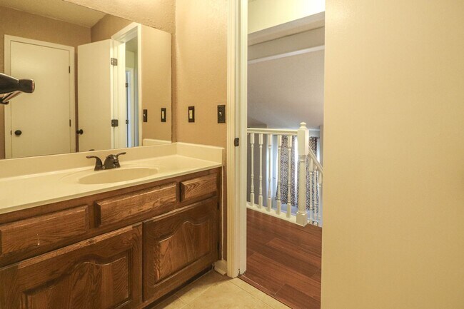 Building Photo - 4 bedroom, 2 1/2 bath, 2 car garage located in the quiet Summit View subdivision.