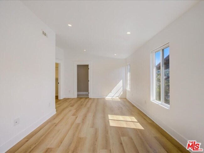 Building Photo - 400 N Avenue 66