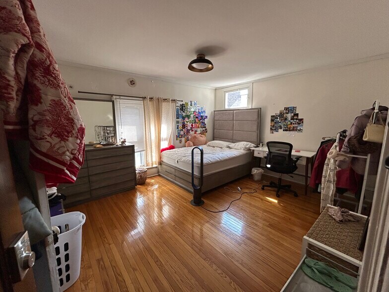 Building Photo - 1906 Orrington Ave