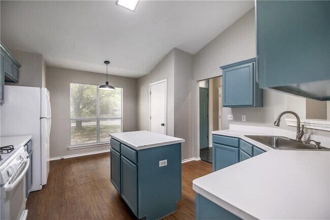 Building Photo - 3300 Reta Cove