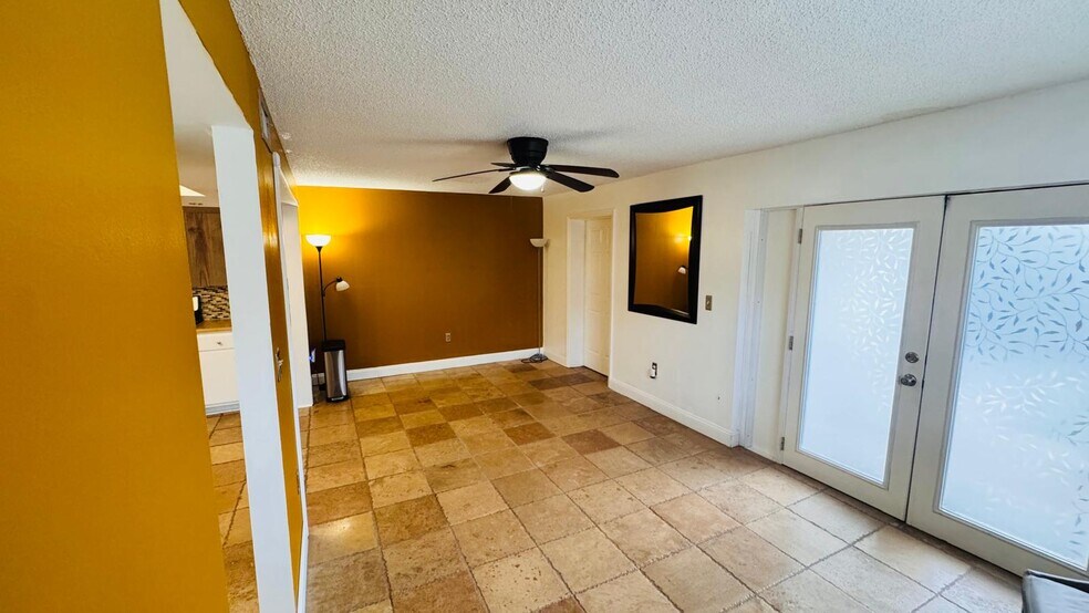 Building Photo - 600 Waverly Ln