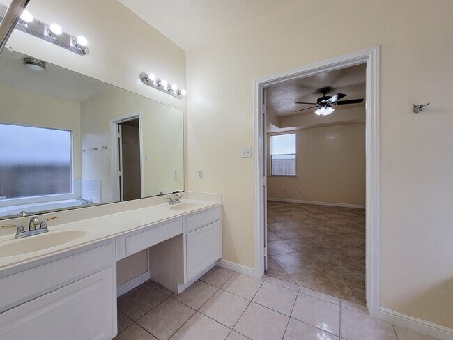 Building Photo - NICE CLEAN HOME. FORMAL LIVING DINING , DEN, BIG KITCHEN WITH BRAKFAST ROOM. TILE FLOOR IN KITCHE...