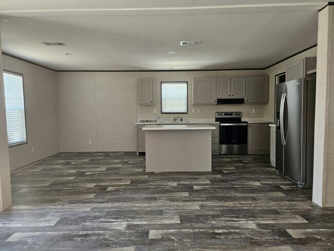 Building Photo - 6680 Hidden Oaks Dr