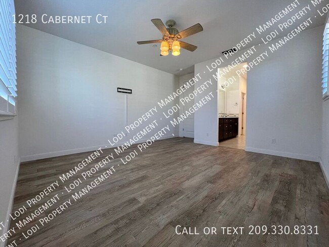 Building Photo - Beautiful 3 Bedroom Home in The Vine Gated...