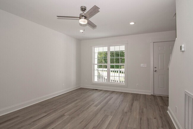 Building Photo - Lux Three Bedroom Townhouse in Sherrills Ford